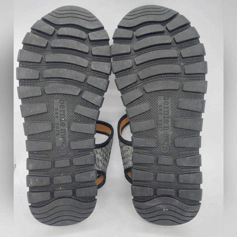 Bernie Mev New York Tara Bay Pewter Gray Stretchy Sandals Womens Size 39 US 8